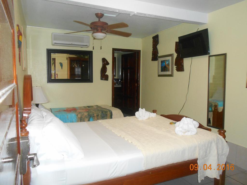 Alan'S Paradise Hotel Placencia Exterior photo