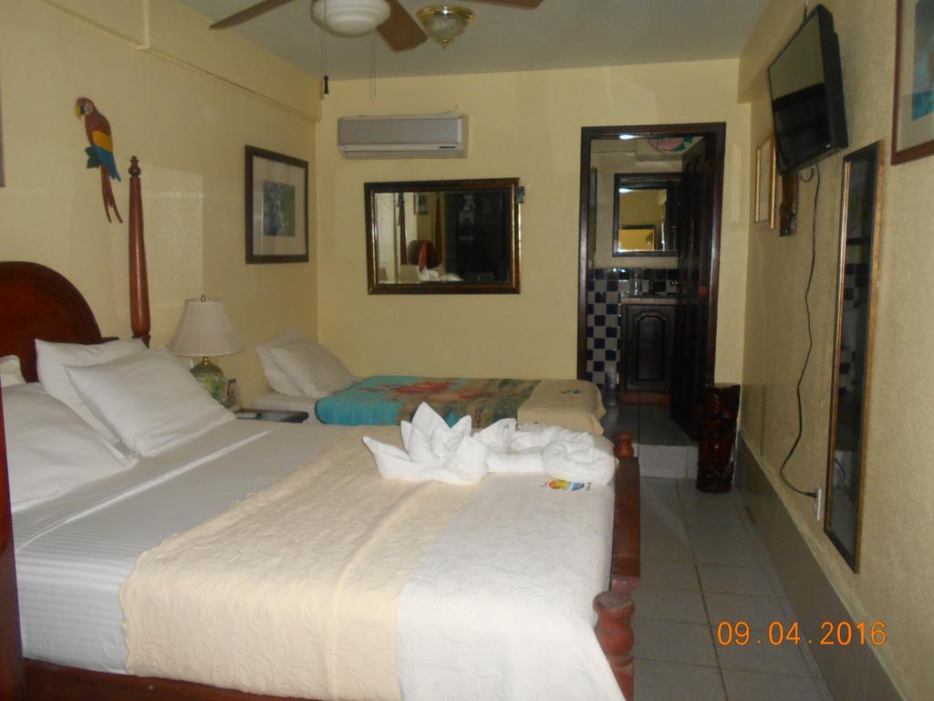 Alan'S Paradise Hotel Placencia Exterior photo